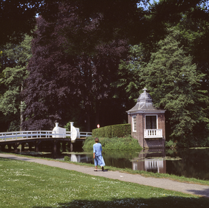 852386 Gezicht in het park bij het Slot Zeist (Zinzendorflaan 1) te Zeist, met rechts de theekoepel.